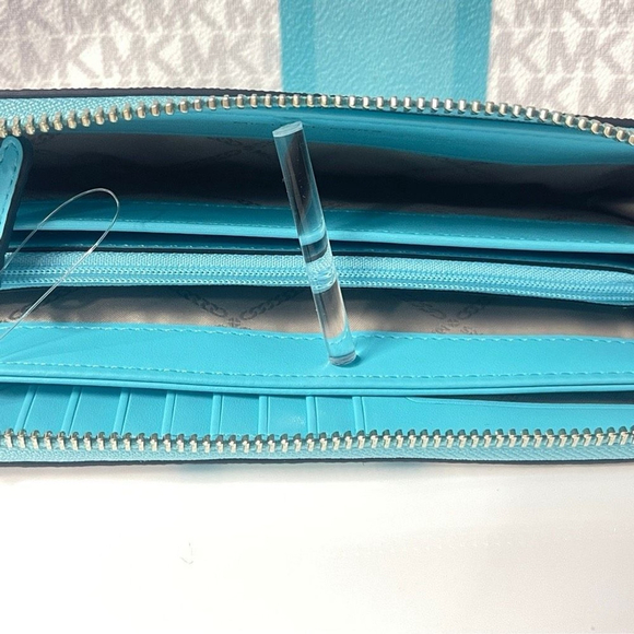 Michael Kors Rare Ocean Blue Signature Tote & Wallet - Picture 6 of 14